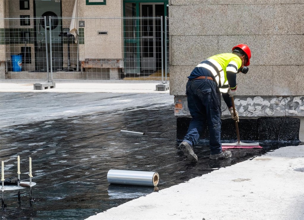 ¿Es mejor alicatar sobre baldosas existentes o retirar las antiguas?