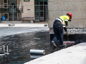 ¿Es mejor alicatar sobre baldosas existentes o retirar las antiguas?
