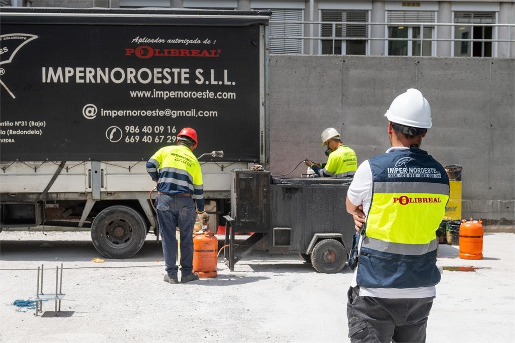 ¿Qué materiales son ideales para el alicatado de terrazas en climas húmedos o lluviosos?